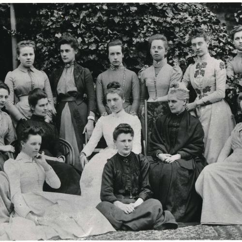 m 2 5 1890 f2 lr group photo st hughs 1890s